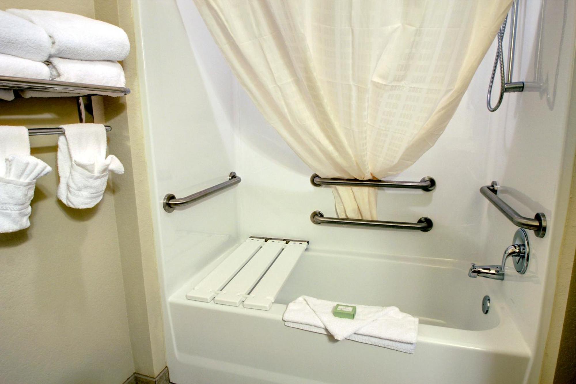 Cobblestone Hotel & Suites - Beulah Bilik gambar